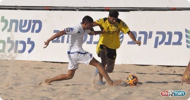 כבש שלושער.אדיר דנין (בצהוב)חולף על פני שחקן תל אביב.